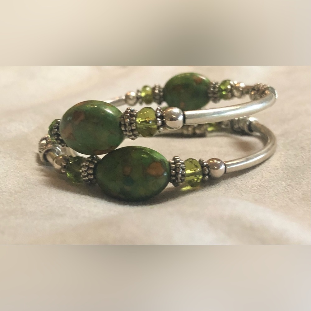Gorgeous green stone and silver tone wrap bracelet.